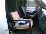 Bus z atrakcjami: dla pasażera... domowy fotel, zamiast szyby... dykta (zdjęcia)