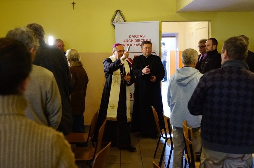 Wrocław: Nowy biskup zjadł śniadanie wielkanocne z najuboższymi