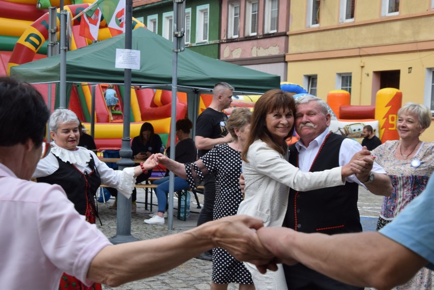 Wspólna zabawa na Rynku w Otyniu. Tańczy z artystami z...