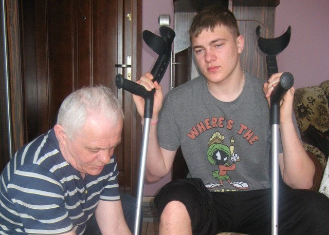 18-letni Krzysztof ze Słubic od kwietnia do sierpnia nosił gips, bo połamane palce u stopy nie chciały się zrastać. Ojciec chłopaka Edward Niedużak jest przekonany, że zawinili lekarze. 