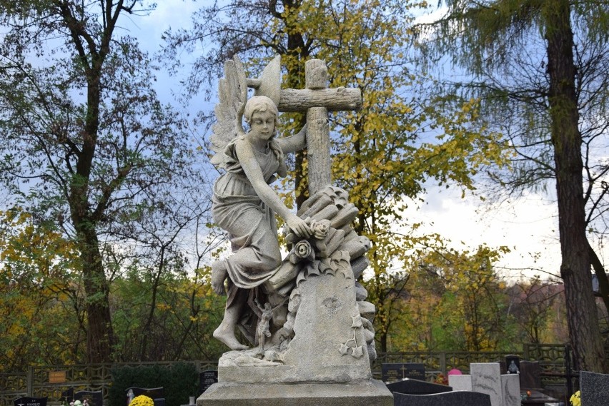 Alegorie nadziei i rzeźbione anioły na wiejskim cmentarzu w Korzkwi [ZDJĘCIA]