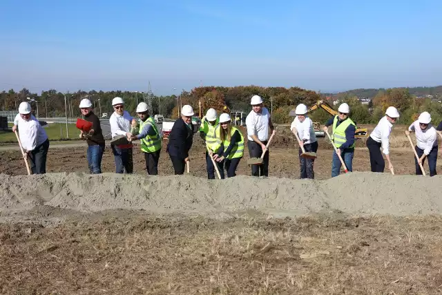 Na budowie pierwszych dwóch odcinków S1 między węzłem Oświęcim a Bielskiem-Białą symbolicznie wbito łopaty