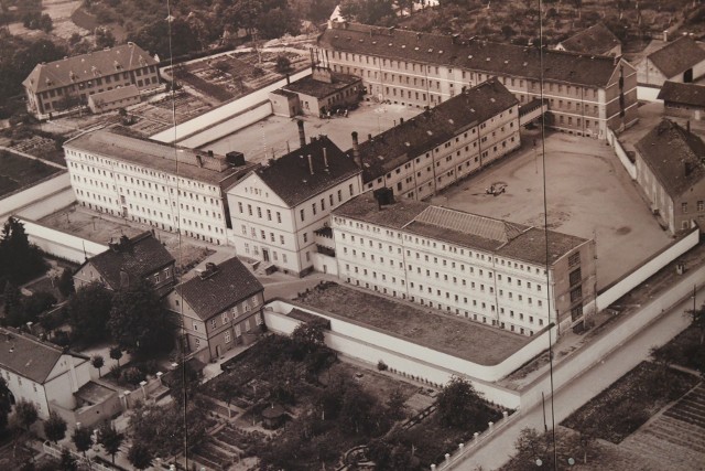 Obóz w Słońsku był pierwszym obozem koncentracyjnym na terenie III Rzeszy. Pierwsi więźniowie trafili tu 4 kwietnia 1933 r.