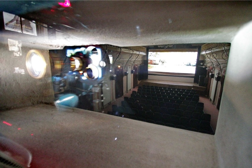 Sala widziana z pomieszczenia z projektorem