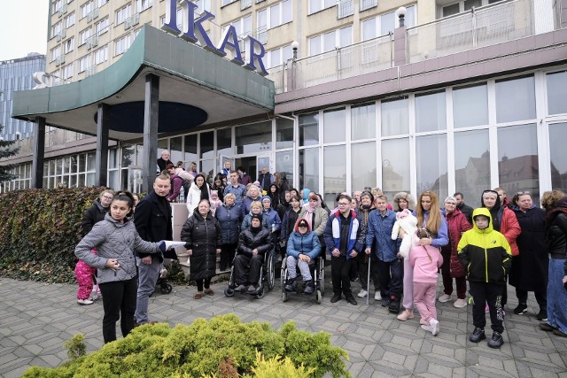 Uchodźcy i uchodźczynie z Ukrainy nie chcą się wyprowadzać z hotelu w Poznaniu.Kolejne zdjęcie --->