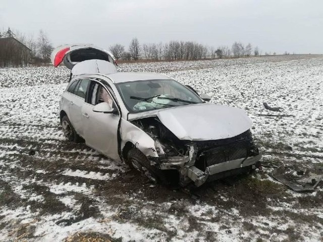 Opel koziołkował i zatrzymał się na przydrożnym polu