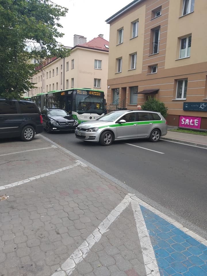 Białystok. Kierowca nie zaciągnął hamulca ręcznego przy ul. Białówny. Volkswagen zablokował ruch [ZDJĘCIA]