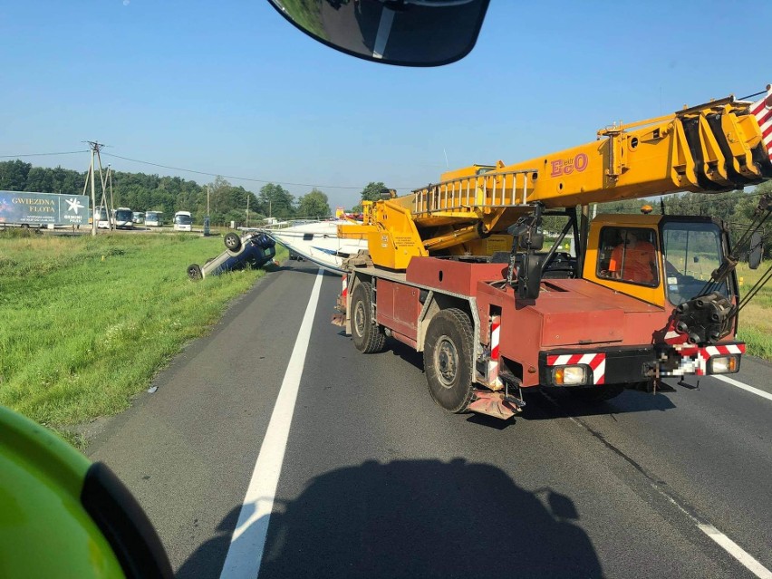 Pogórska Wola. Samochód wiozący łódź wpadł do rowu i dachował [ZDJĘCIA]