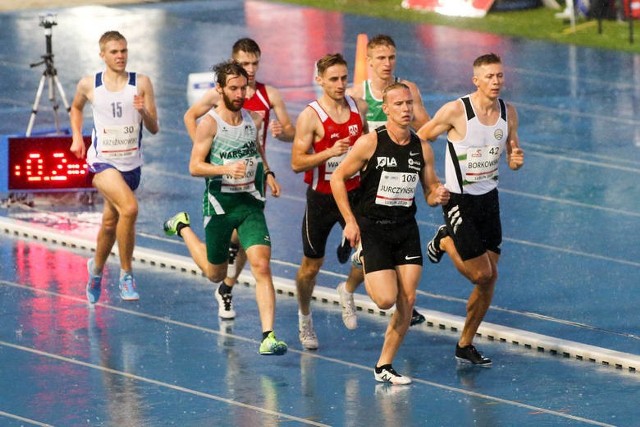 Mateusz Borkowski, podopieczny trenera Stanisława Jaszczaka, prowadzi i wygra bieg na 800 m