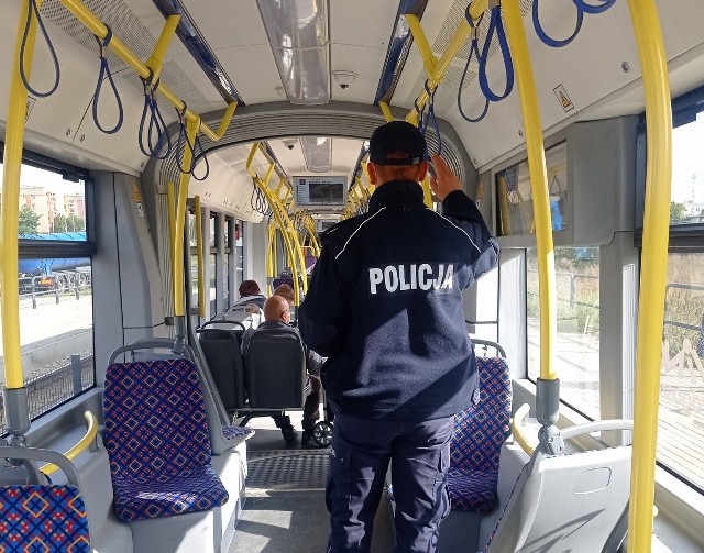 Mundurowi z z Ogniwa Patrolowo-Interwencyjnego, Rewiru Dzielnicowych oraz Zespołu Profilaktyki Społecznej, Nieletnich i Patologii z Komisariatu Policji w Fordonie kilka razy w ciągu dnia sprawdzali czy pasażerowie zakrywają usta i nos. Szczególnie w godzinach szczytu. Kolejne informacje pod następnym zdjęciem.