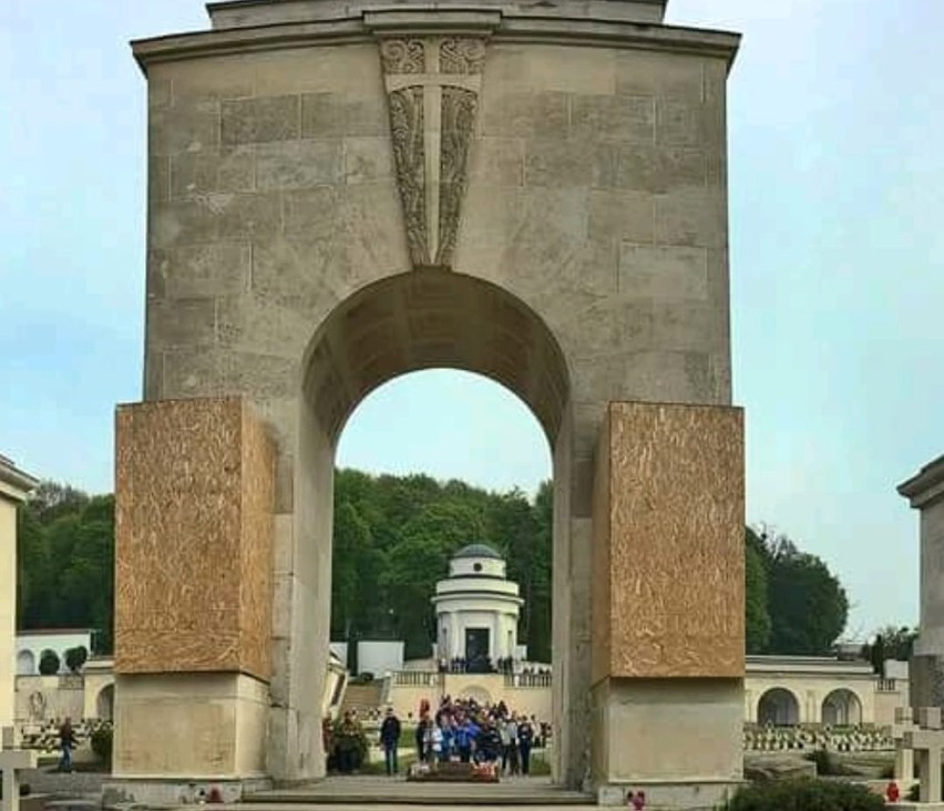 Przez kilka minionych lat rzeźby lwów były zasłonięte.