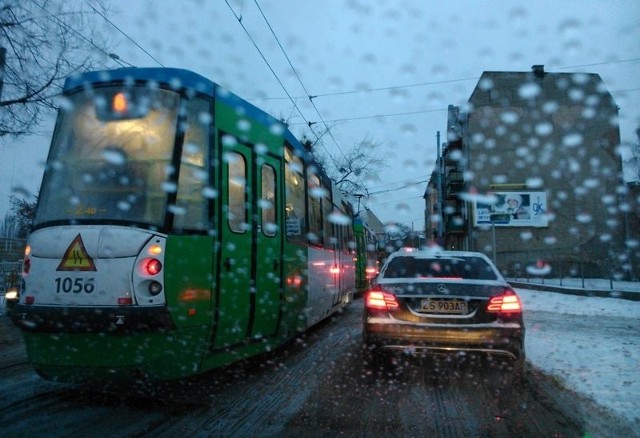 W nocy popadał śnieg, na ulicach Szczecina i drogach regionu może być ślisko. Awaria tramwaju koło stoczni.