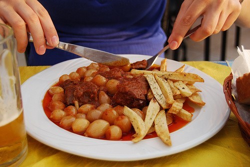 Wersja stifado z cebulkami gotowanymi w całości