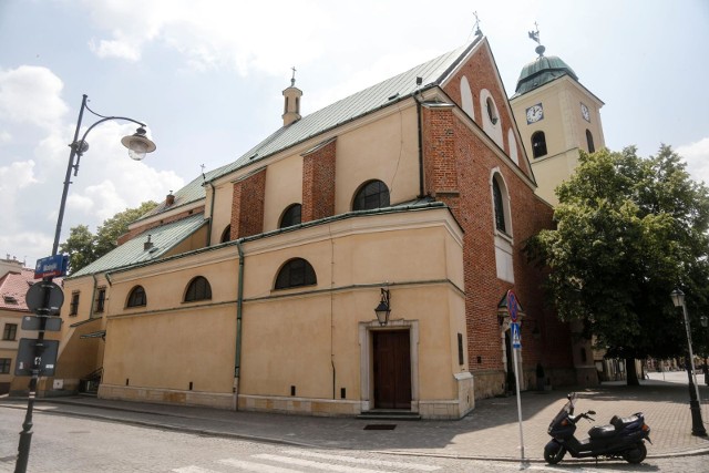 O dziwnym zachowaniu młodego mężczyzny strażników poinformowała kobieta, która w tym samym czasie przebywała w kościele farnym.