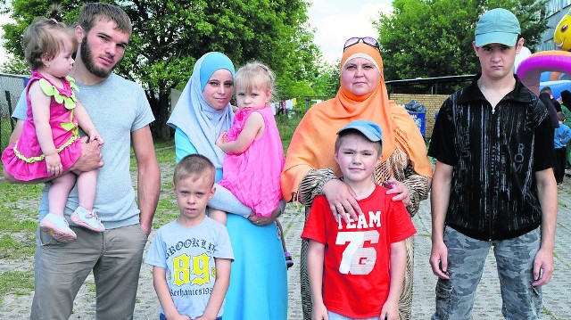 Rodzina Elviry Khamziny - jej dzieci Feride, Artur i Ilyas, zięć Amir i wnuczęta Amir i Yasmina - uciekli z Krymu przed rosyjską agresją. Porzucili swój dom nad morzem i ruszyli w poszukiwaniu lepszego życia.