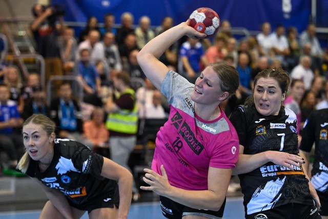 Valentina Nestsiaruk (z piłką) i jej koleżanki przegrały pierwszy mecz II rundy EHF Cup.