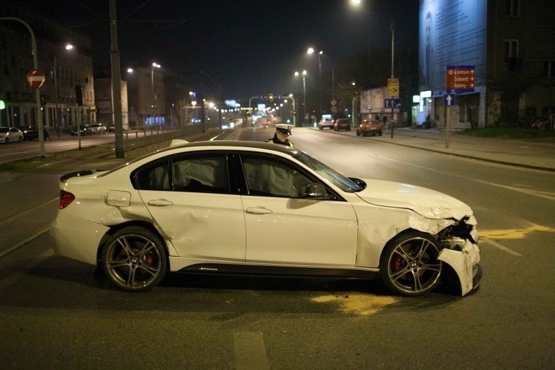 Groźny wypadek dwóch aut marki BMW na skrzyżowaniu Lutomierskiej i Zachodniej! [FILM, zdjęcia]
