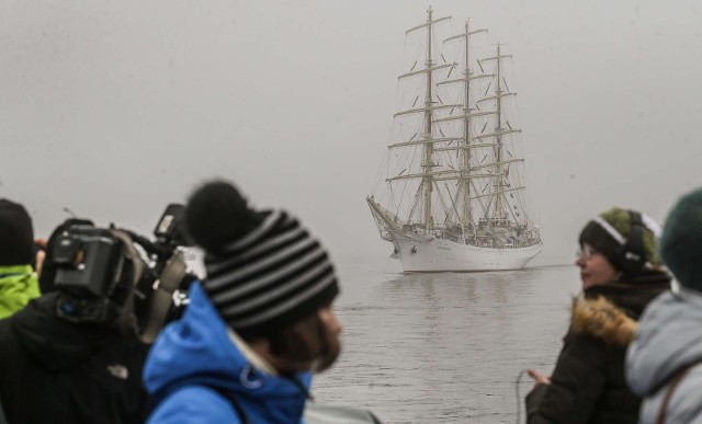 Dar Młodzieży wpłynął do gdyńskiego portu przed godz. 11 w eskorcie parady statków, których jednak nie sposób było dojrzeć ze względu na gęstą mgłę