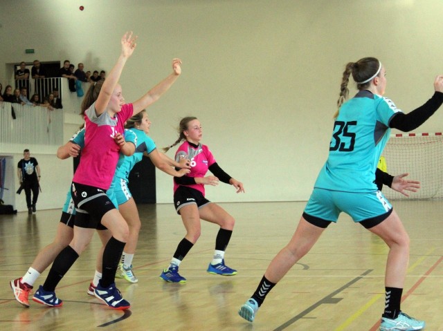 Handball (różowe koszulki) dostał lekcję od Ruchu Chorzów.