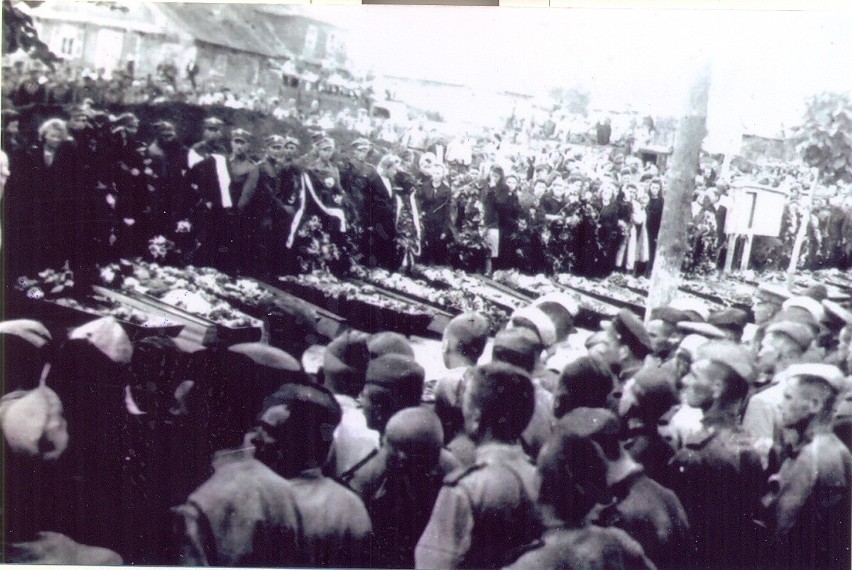 Ciała poległych w bitwie złożono w trumnach w kinie „Znicz”