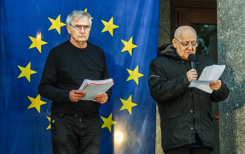 W piątek wieczorem przed Teatrem Polskim im. Hieronima...