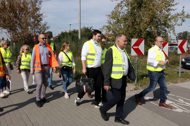 Do końca 2020 roku powinien zakończyć się trwający od końca maja remont ulic Królewskiej i fragmentu Rapackiego. Prace wykonuje tutaj załoga Przedsiębiorstwa Budowy Dróg ze Starogardu Gdańskiego. Łączna wartość prac to blisko 3 mln zł. Jak postępują roboty, przed kilkoma dniami sprawdzili radni Grudziądza, których na objazd po inwestycjach zaprosił Maciej Glamowski, prezydent miasta.