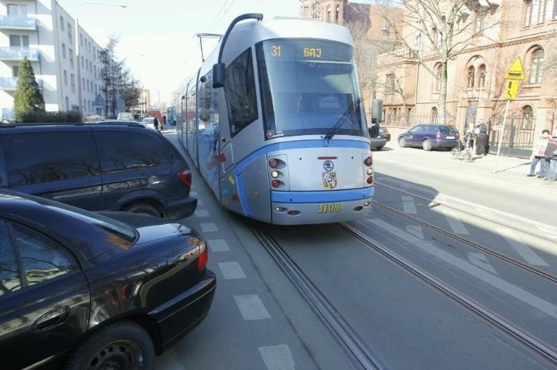 Zablokował torowisko, więc pasażerowie przestawili mu samochód (ZDJĘCIA)