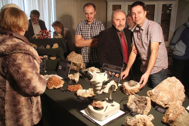 Michał Poros, Andrzej Tracz i Artur Redmański  ze Świętokrzyskiego Towarzystwa Przyjaciół Nauk Geologicznych prezentowali niezwykłe okazy kalcytu, które można było oglądać także pod mikroskopem