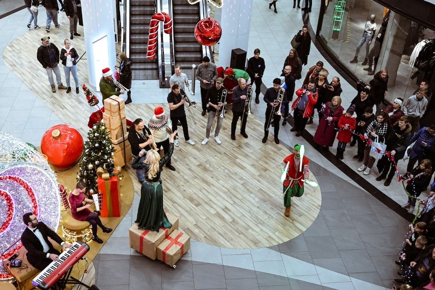 Świąteczny flash-mob w Centrum Handlowym Platan...
