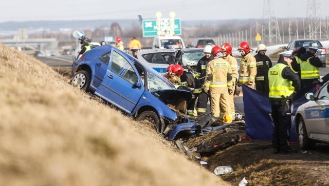 Policjanci pracują na miejscu tragicznego wypadku na trasie S19 w Stobiernej. W wyniku czołowego zderzenia renaulta z volkswagenem na miejscu zginęli obaj kierujący samochodami. Ciężko ranne zostało dziecko podr&oacute;żujące volkswagenem. Do wypadku doszło dzisiaj około godz. 10.40 w Stobiernej na trasie S19. Jak wstępnie ustalili policjanci, jadący w kierunku Lublina, kierujący renault scenic z nieznanych przyczyn stracił panowanie nad samochodem przejechał przez pas rozdzielający jezdnie, uderzył w znak drogowy i wjechał na przeciwny pas ruchu. Tam zderzył się z jadącym w kierunku Rzesz&oacute;w kierującym volkswagenem golfem, 47-letnim mieszkańcem powiatu niżańskiego. W wyniku zderzenia śmierć na miejscu ponieśli obydwaj kierujący. Ciężko ranne zostało r&oacute;wnież podr&oacute;żujące golfem dziecko w wieku ok. 10 lat. Chłopiec został przewieziony do szpitala w Rzeszowie.Po wypadku zablokowana jest całkowicie trasa S19 w kierunku Rzeszowa. Jadących od strony Niska, policjanci kierują na drogę wojew&oacute;dzką nr 878 (dawna droga krajowa nr 19, na Sokoł&oacute;w Małopolski). Ruch w kierunku Lublina odbywa się już normalnie.Aktualizacja, godz. 17:Koniec utrudnień na drodze S19 w Stobiernej. 