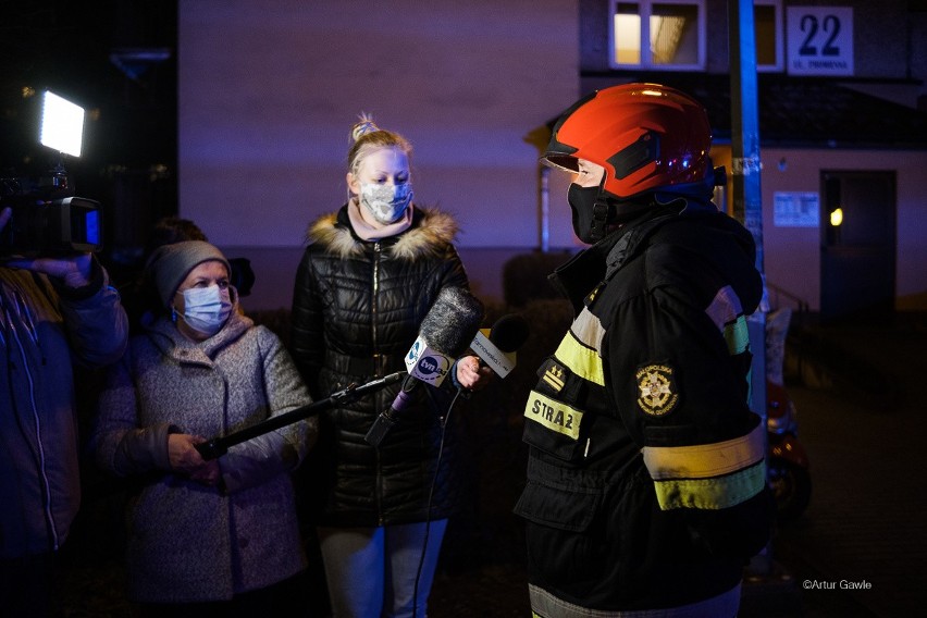 Tarnów. Tragedia przy ul. Promiennej w Tarnowie. Z mieszkania, w którym wybuchł pożar, wyskoczył 36-latek. Mężczyzna zmarł [ZDJĘCIA]
