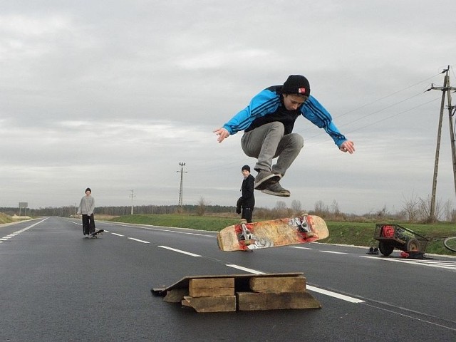 - W tym roku trudno będzie wybudować skate park. Nie mamy takiej inwestycji w budżecie. Będziemy jednak starali się pomóc młodym ludziom - deklaruje włodarz. Leszek Duszyński mówi, że ma nawet miejsce, gdzie młodzież mogłaby ćwiczyć akrobacje. To teren przy nowej hali widowiskowej.