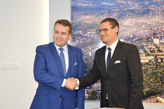 - Liczę na dobrą współpracę - powiedział prezydent Marek Materek do Marcina Agatowskiego, prezesa Fundacji Możesz Więcej, która poprowadzi w Starachowicach Centrum Interwencji Kryzysowej. 