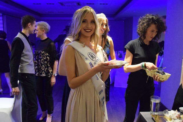 Finalistki Miss Ziemi Radomskiej kosztują jubileuszowego tortu. Na pierwszym planie II Wicemiss Anna Kozłowska.