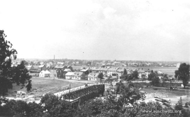 Na zdjęciu z przełomu lat 1939 / 1940 widok na most na Sole...