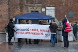 Protest w Krakowie. Domagają się powrotu dzieci sprzed komputerów do szkolnych ławek