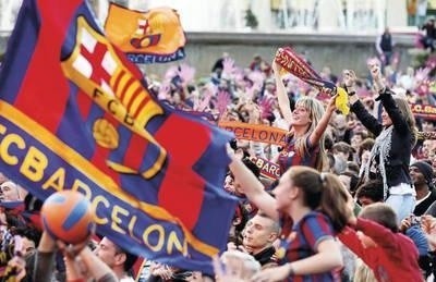 Kibice FC Barcelona świętują piłkarskie mistrzostwo Hiszpanii, które zdobyła ich najukochańsza drużyna. Ulica Las Ramblas w Barcelonie, 16 maja 2010. Fot. PAP/EPA/ALBERTO ESTEVEZ