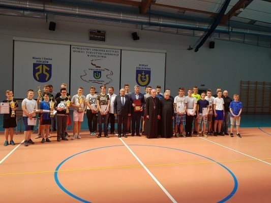 W Pińczowie rozegrano finał Ministranckiego Turnieju Tenisa Stołowego o Puchar biskupa Mariana Florczyka. Zobacz, kto zwyciężył [ZDJĘCIA]