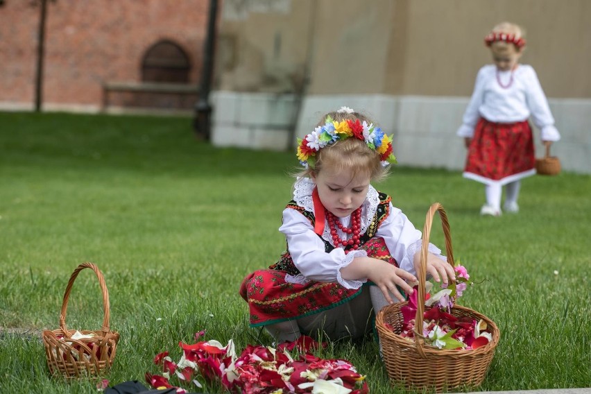 700-lecie procesji Bożego Ciała w diecezji. Krakowianie tłumnie uczestniczyli w procesji [ZDJĘCIA]