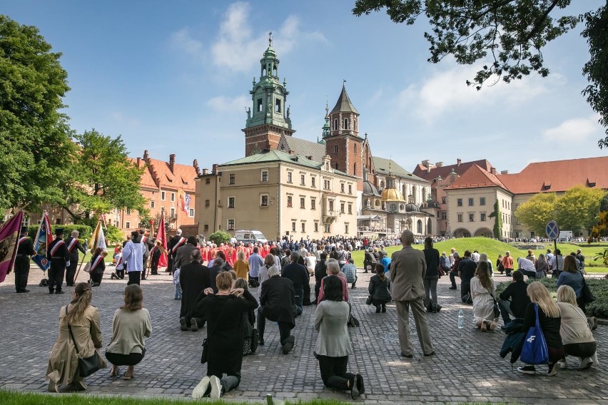 700-lecie procesji Bożego Ciała w diecezji. Krakowianie tłumnie uczestniczyli w procesji [ZDJĘCIA]