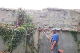 Podczas rozbiórki uszkodzono zabytkowy mur w Opolu [wideo]