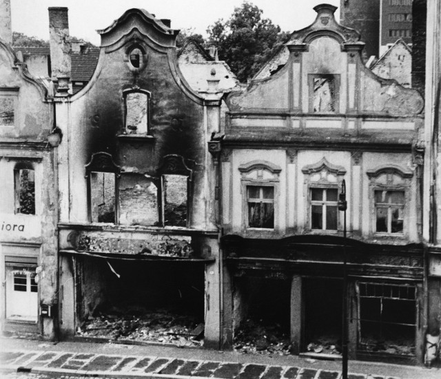 Wypalone kamienice w Rynku w 1945 roku. To był ostatni okres, kiedy w Opolu płonęło wiele budynków.