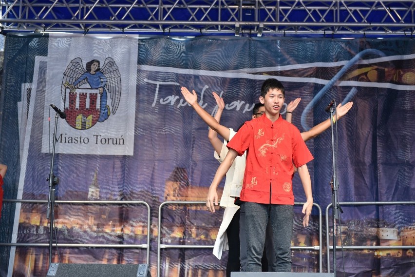 W ramach obchodów ŚDM Diecezji Toruń na scenie Rynku...