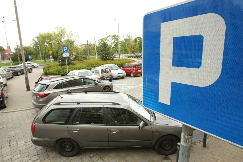 Obecnie we Wrocławiu opłata za pierwszą godzina parkowania w...