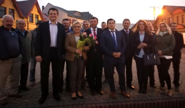 Minister Beata Kempa (z bukietem kwiatów w dłoniach) spotkała się w piątkowy wieczór na rynku w Kazimierzy Wielkiej z kandydatami Zjednoczonej Prawicy w zbliżających się wyborach.