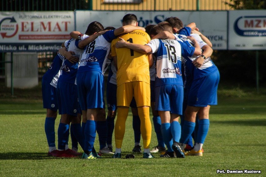 4 liga. Sokół Nisko przegrał u siebie z Błękitnymi Ropczyce 1:2 [ZDJĘCIA]