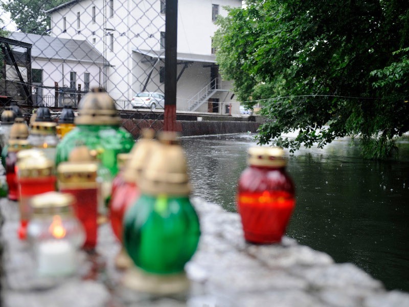 Mieszkańcy Bydgoszczy w miejscu tragedii stawiają znicze