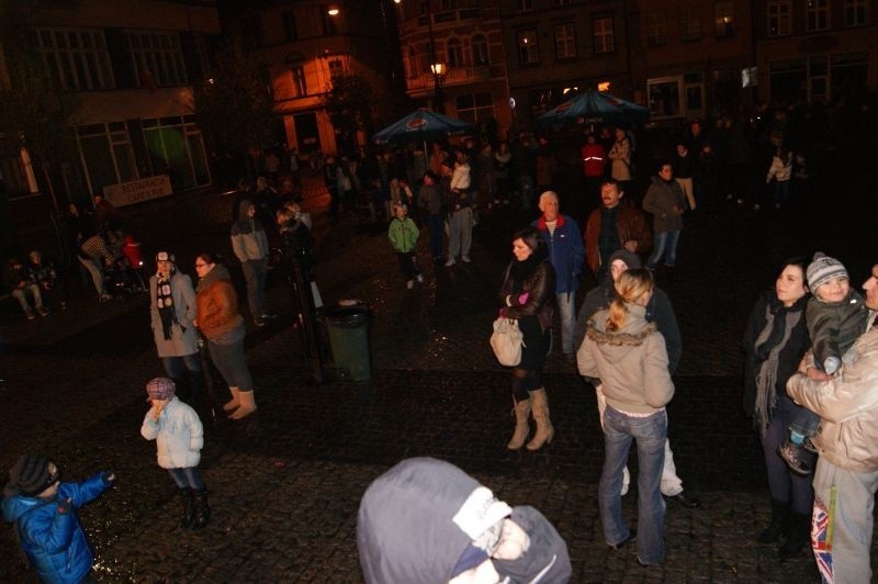 Grudziądzanie oglądali występ Sztewite Gang na telebimie.