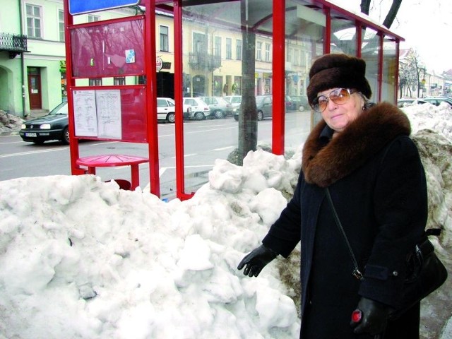 &#8211; Ten śnieg musi stąd zniknąć &#8211; mówi suwalczanka Teresa Czupryńska. &#8211; Do tablicy nie można dojść w żaden sposób.