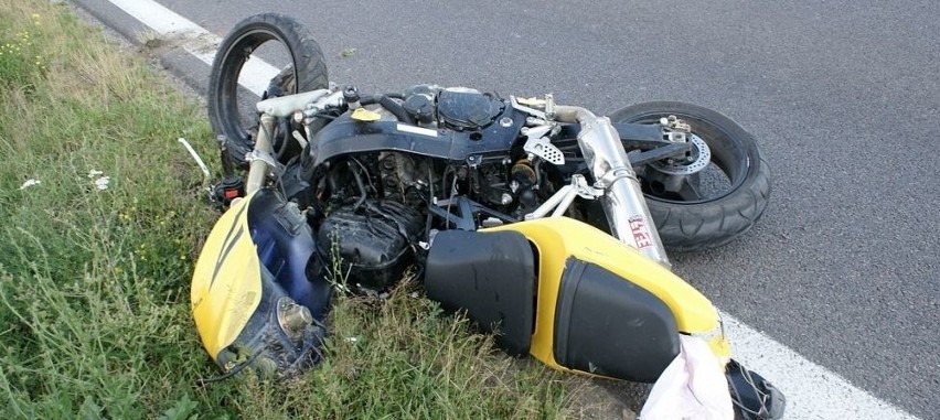 Dwie osoby nie żyją. Motocyklista zderzył się z pieszym (zdjęcia)